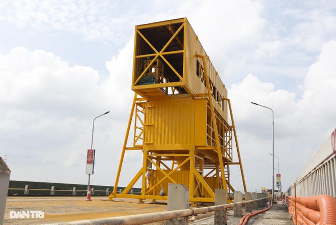 Cận cảnh đại công trường sửa chữa mặt cầu Thăng Long  - 12