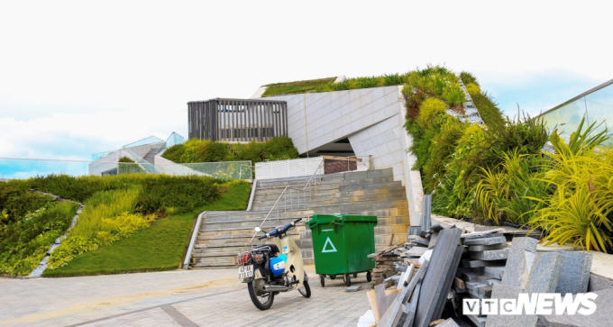 Nhà hàng bến du thuyền phía Nam cảng Sông Hàn của Phan Văn Anh Vũ.
