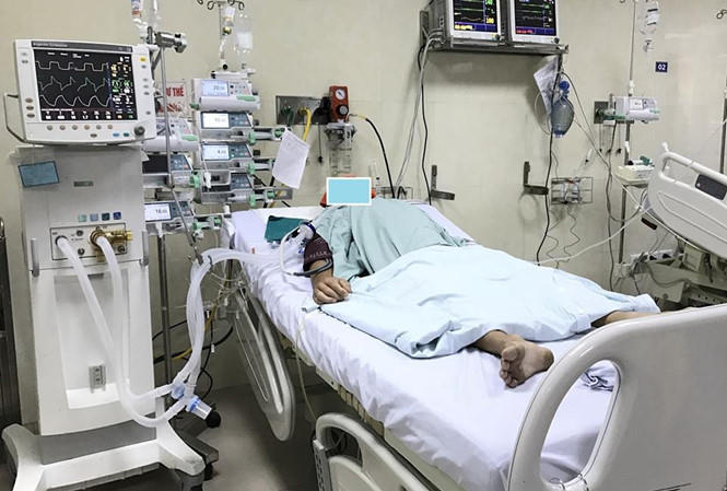 Bệnh nhân ngộ độc rượu đang được điều trị tại Khoa Hồi sức tích cực - BV E TƯ