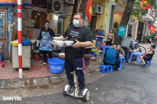 Anh Thế có thể bê được nhiều bát phở cùng lúc.