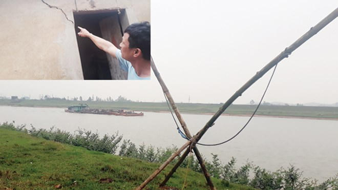 Chiếc nỏ người dân dùng để bắn đá tàu hút cát trái phép. Người dân thôn Thắng Lợi Hạ chỉ những vết nứt do đất bị sụt lún (ảnh nhỏ). Ảnh: Nguyễn Trường.