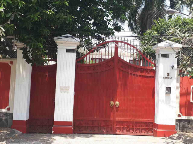 Ngôi nhà khang trang của bà Phấn luôn kín cổng cao tường.