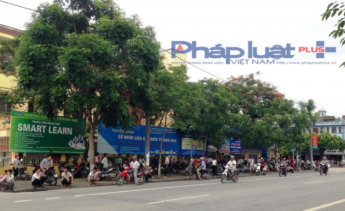 Hình ảnh tương tự do phóng viên ghi nhận bên ngoài điểm thi trường Đại học Thương mại cơ sở tại Hà Nam. 
