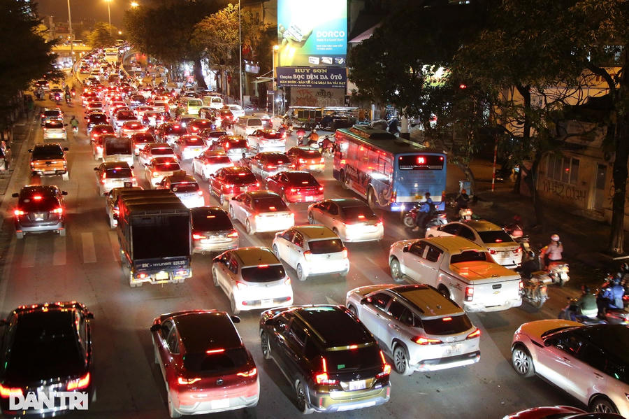 Trong ảnh là đường Trần Nhật Duật lúc 18h tối đang ùn tắc. Hình ảnh cho thấy ô tô giăng ngang 6 làn xe, chiếm phần lớn lòng đường.