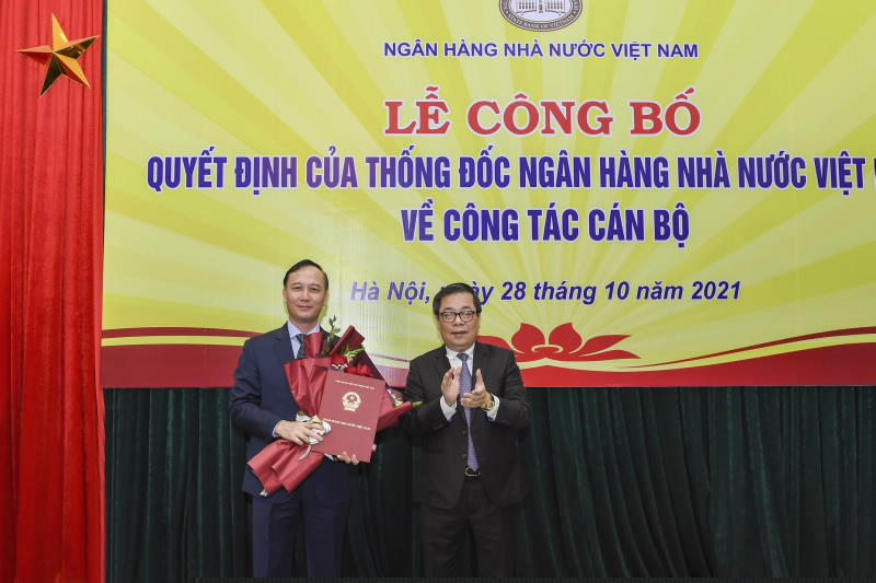 Phó Thống đốc Ngân hàng Nhà nước Nguyễn Kim Anh trao quyết định bổ nhiệm và chúc mừng ông Cao Văn Bình.