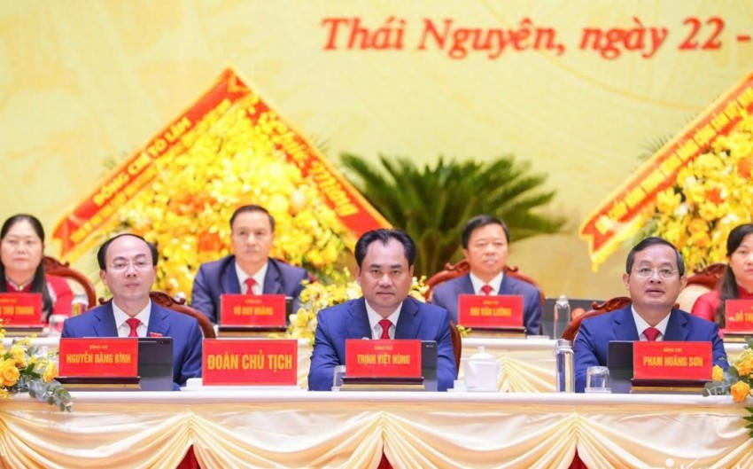 Đoàn chủ tịch điều hành đại hội.