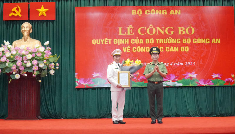 Thứ trưởng Trần Quốc Tỏ trao Quyết định điều động Đại tá Phạm Trường Giang giữ chức vụ Cục trưởng Cục Kế hoạch và Tài chính.