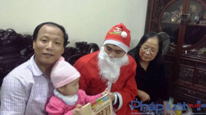 Gia đ&igrave;nh anh Ph&ugrave;ng Quang Thuận vui mừng khi &ocirc;ng gi&agrave; Noel tới thăm v&agrave; tặng qu&agrave; cho c&aacute;c ch&aacute;u nhỏ.