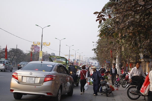 Nhiều khách muốn nhanh và thoáng thì đứng ngoài đường để vẫy và bắt xe, nên tình trạng giao thông luôn hỗn loạn, ùn tắc.