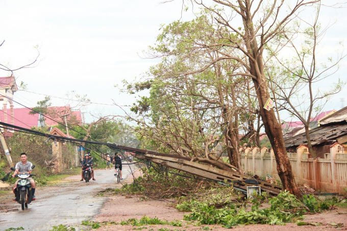 . Cảnh tượng tan hoang, đổ nát sau bão khiến người dân khổ sở tìm cách khắc phục.