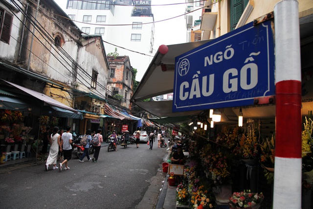 Cuối dánh sách 8 ngõ, phố dự kiến trở thành phố đi bộ mới là ngõ Cầu Gỗ. Ngõ Cầu Gỗ khá rộng, chỉ dài khoảng 400 mét nhưng luôn tập trung rất đông khách du lịch. 