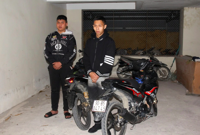 Hai đối tượng đi xe mô tô chạy tốc độ cao, lạng lách đánh võng tông ngã Cảnh sát giao thông ở Hà Nam bị tạm giữ (Ảnh: Công an Hà Nam).