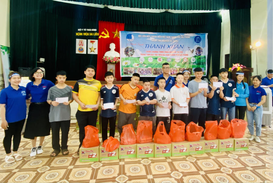 Đại diện Câu lạc bộ tình nguyện trao quà cho bệnh nhân phong.