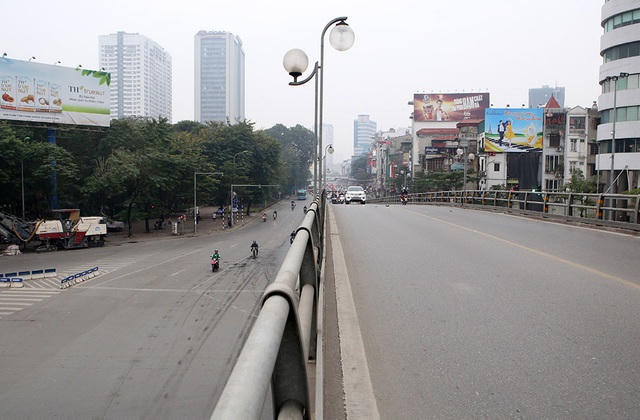 Cầu vượt Thái Hà - Chùa Bộc thường xuyên ùn ứ vào giờ cao điểm vắng lặng trong buổi sáng đầu năm mới.