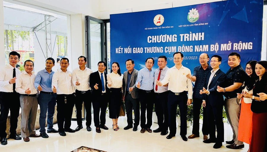 đại biểu chụp hình lưu niệm trong chương trình.