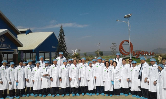 Các đại biểu chụp hình lưu niệm.