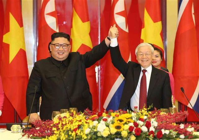 Tổng Bí thư, Chủ tịch nước Nguyễn Phú Trọng chào mừng Chủ tịch Triều Tiên Kim Jong-un. Ảnh: Trí Dũng - TTXVN