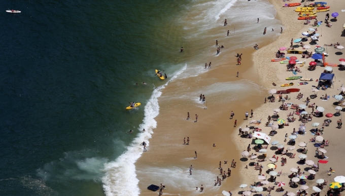 Ngoài nghỉ dưỡng, du khách đến Rio còn có thể thỏa thích lướt sóng. (Ảnh: Reuters)