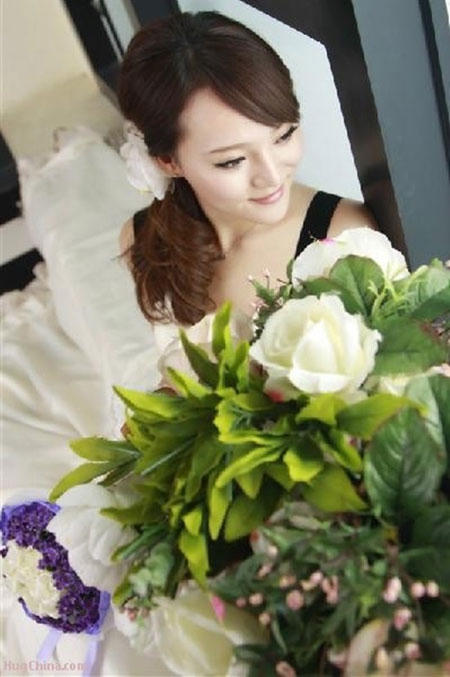 Với chiều cao 1m75 cùng số đo 3 vòng là 88 – 61 – 89, Tôn Tịnh Nhã từng xuất hiện trên rất nhiều tạp chí có tiếng của xứ Trung như Elle, Rayli, Basha, Men’s Fashion…Cô cũng cho thấy tham vọng của mình với bộ môn nghệ thuật thứ 7 khi từng đóng vai phụ trong nhiều bộ phim truyền hình và điện ảnh.