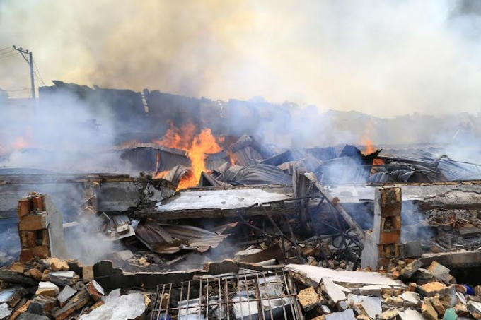 Ch&aacute;y lớn ở B&igrave;nh Dương, h&agrave;ng trăm c&ocirc;ng nh&acirc;n lo mất Tết