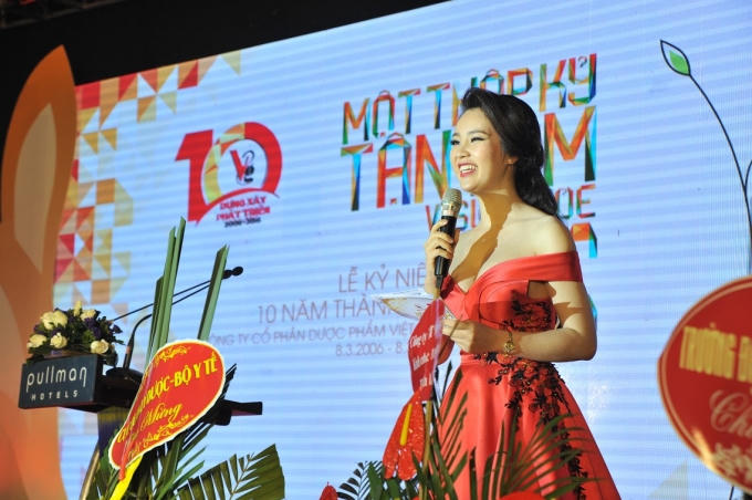 &Aacute; hậu Thụy V&acirc;n đảm nhận vai tr&ograve; MC trong lễ kỷ niệm 10 năm th&agrave;nh lập của Dược Việt Đức.