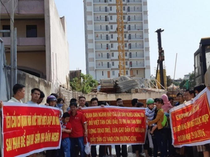Quá bức xúc cư dân đã biểu tình yêu cầu bàn giao nhà.