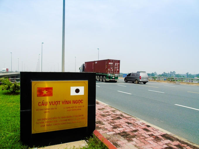 Cầu vượt Vĩnh Ngọc là điểm nối giữa hai tuyến đường này.