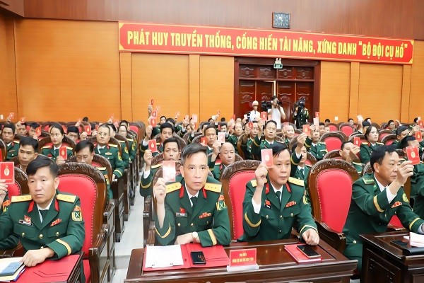 Các đại biểu thông qua Nghị quyết Đại hội.