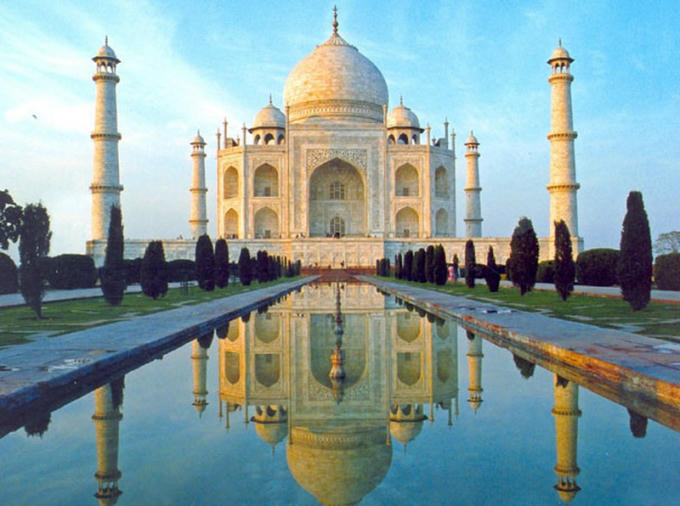 Ngôi đền thiêng soi bóng xuống hồ nước tạo nên khung cảnh tuyệt mỹ và huyền bí.