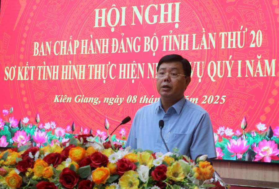 Bí thư Tỉnh ủy Kiên Giang Nguyễn Tiến Hải phát biểu tại hội nghị.