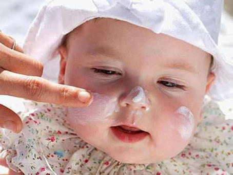 Trẻ bị bệnh rôm rảy, viêm da thường gia tăng trong mùa hè