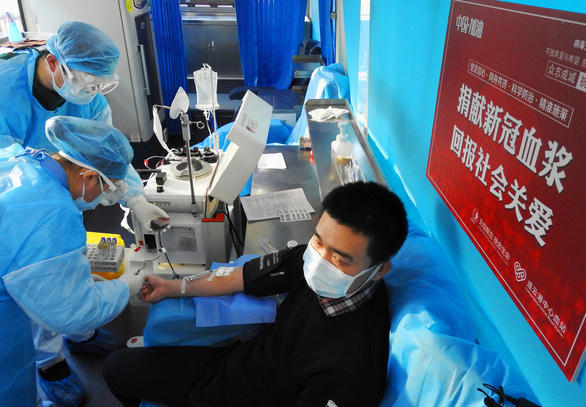 Một người đàn ông khỏi bệnh đi hiến huyết tương cho các nhà khoa học làm cơ sở nghiên cứu cách điều trị bệnh.
