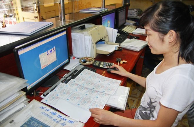 CHính phủ yêu cầu Bảo hiểm xã hội Việt Nam nghiên cứu cấp thẻ bảo hiểm y tế điện tử. Ảnh: PV/Vietnam+