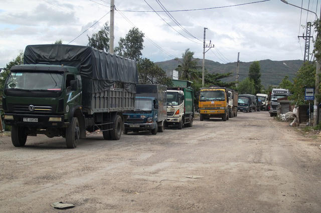 Đoàn xe tải vào trung tâm xã Phước Mỹ, Khu Công nghiệp Phước Mỹ phải đứng bánh.