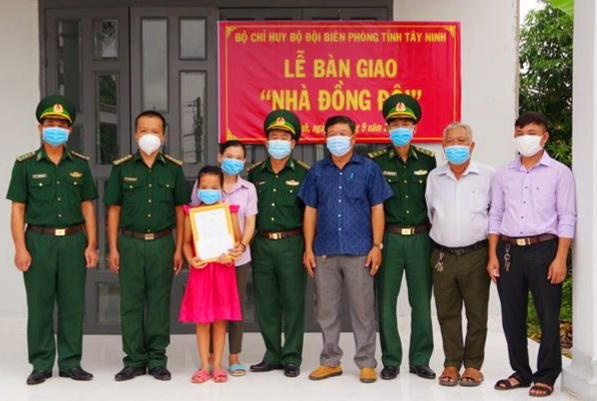 Gia đình Thượng uý Bùi Đình Trung tại buổi lễ trao quyết định tặng nhà.
