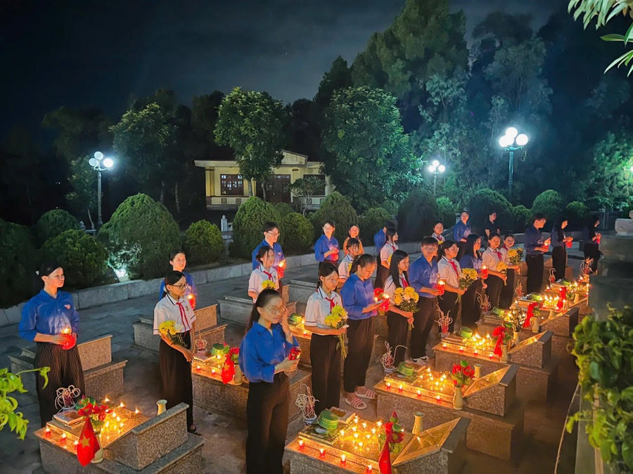 Đoàn viên, thanh niên tỉnh Hà Tĩnh thắp nến tri ân và bày tỏ lòng thành kính.