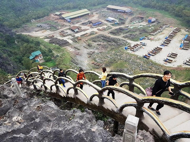 Leo hết hơn 2.000 bậc thang, lên đến đỉnh núi, du khách có thể phóng tầm mắt nhìn một vùng rộng lớn. Điều đau lòng là để thỏa mãn được nhu cầu của khách du lịch, cả một vùng di sản quý giá đã bị phá vỡ nghiêm trọng.