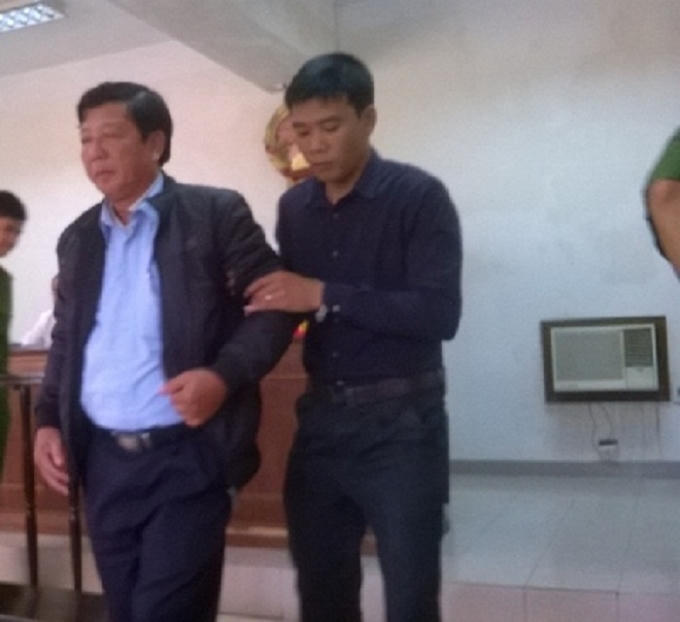 Bị cáo Nguyễn Đình Khánh (bìa trái) tại phiên tòa .