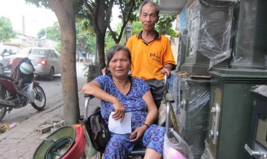 Gần 30 năm nay, ông Sự đưa người vợ tật nguyền cùng đi khắp nơi mưu sinh.