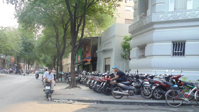 Vỉa hè biến thành bãi giữ xe trên đường Nguyễn Du.