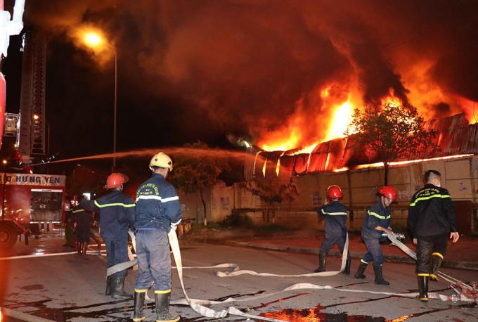 Cảnh sát PCCC Hưng Yên đã huy động hàng chục chiến sĩ cùng nhiều xe chữa cháy đến hiện trường.