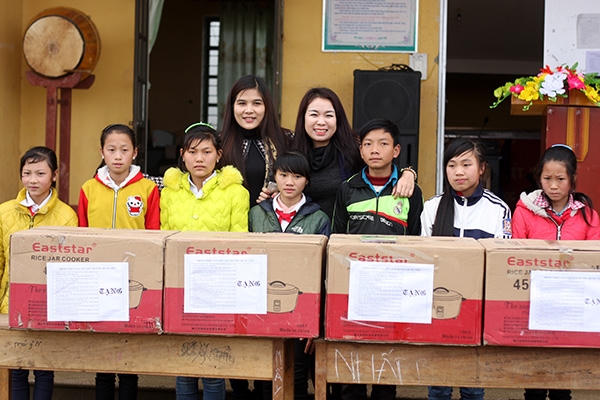 Giảng viên/ca sỹ Thu Hà cùng ca sỹ Thu Huyền, Đài tiếng nói Việt Nam cùng các em học sinh.