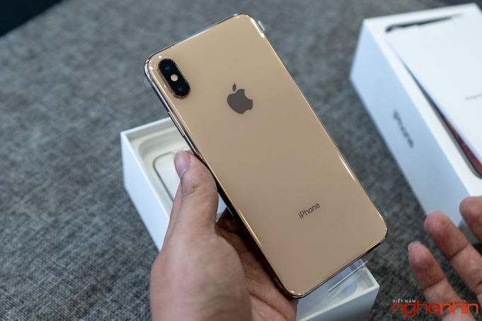iPhone XS Max không có nhiều sự khác biệt so với người tiền nhiệm iPhone X về cách thiết kế. Tuy nhiên, theo chia sẻ từ hãng, thế hệ mới được cải tiến về mặt kính cường lực chống va đập và trầy xước tốt hơn, khung kim loại cứng cáp có thêm tùy chọn màu Vàng Đồng sang trọng và cuối cùng là khả năng kháng bụi nước tiêu chuẩn IP68. Màn hình của iPhone XS Max to hơn lên đến 6,5 inch, tiếp tục sử dụng tấm nền OLED với phần khoét tai thỏ ở cạnh trên để đặt camera, loa thoại, cảm biến với độ phân giải Super Retina (2.688 x 1.242).