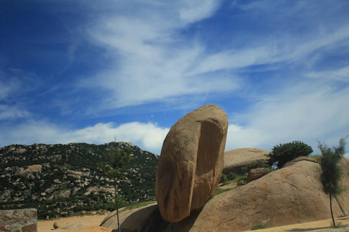 Đến với Vĩnh Hy, du khách có thể bắt gặp những tảng đá dựng đứng như được bàn tay tài hoa nào đó  đẽo gọt và sắp đặt.