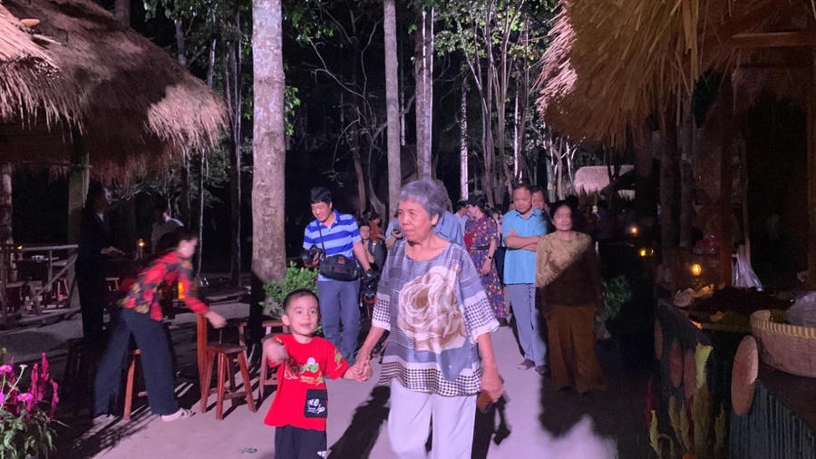 Du khách hào hứng trải nghiệm tham quan tour đêm “Trăng chiến khu”.
