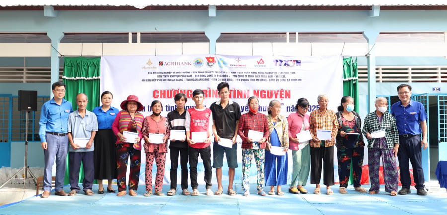 Tặng quà cho các hộ dân khó khăn trên địa bàn.