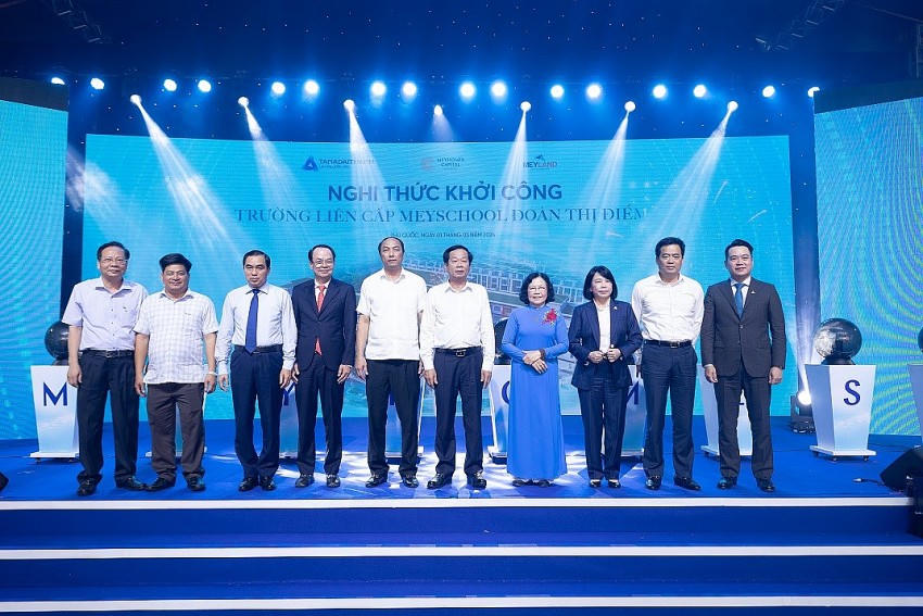 Đại diện chính quyền địa phương cùng Ban lãnh đạo Tập đoàn Tân Á Đại Thành và trường Đoàn Thị Điểm tại sự kiện