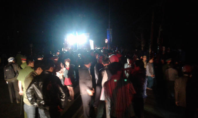 Người dân hiếu kỳ đến theo dõi sự việc.