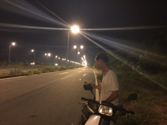Một người dân sinh sống gần khu vực này rất vui mừng vì đường đã có điện.