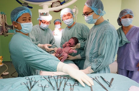 E kip thực hiện ca TTTON của Bệnh viện TƯ Huế chào đón cháu bé ra đời (Ảnh do GS Bùi Đức Phú cung cấp).